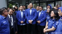 Dalam kesempatan itu, AHY didampingi oleh pengurus Partai Demokrat, di antaranya Wakil Ketua Umum Partai Demokrat Edhie Baskoro Yudhoyono dan Benny K. Harman, Wakil Sekjen (Wasekjen) Renanda Bachtar, Bendahara Renville Antonio, Sekretaris Majelis Tinggi Partai Demokrat Andi Alfian Mallarangeng, dan Kepala Badan Pemenangan Pemilu (Bappilu) Andi Arief.