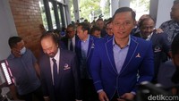AHY dan Surya Paloh berjalan bersama menuju ruang pertemuan. Hasil pembahasan dari pertemuan yang tertutup itu akan disampaikan kepada wartawan.