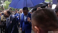Surya Paloh tiba di Kantor DPP Demokrat sekitar pukul 10.53 WIB saat hujan turun.