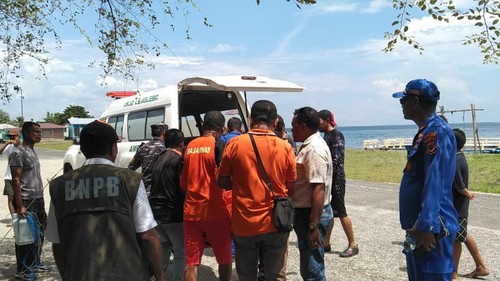 Nelayan yang terseret arus laut di Kabupaten Lembata, Nusa Tenggara Timur (NTT), Roy Matias (30) dibawa dengan ambulans ke RSUD Lewoleba, Rabu (22/2/2023).