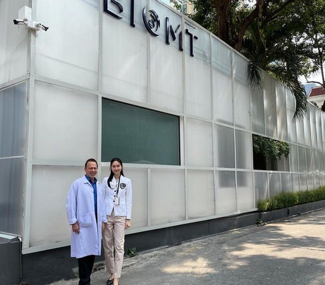 Saat berada di lab, Nong Poy tampil sederhana. Tanpa pakaian glamour, Nong tampil cerdas dengan jubah lab. Foto: dok. Instagram/@poydtreechada