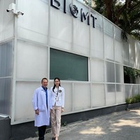 Saat berada di lab, Nong Poy tampil sederhana. Tanpa pakaian glamour, Nong tampil cerdas dengan jubah lab. Foto: dok. Instagram/@poydtreechada