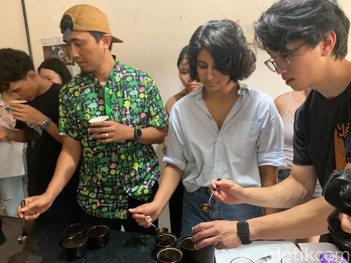 Para peserta saat ikuti kelas Cupping dalam program Coffee Tour