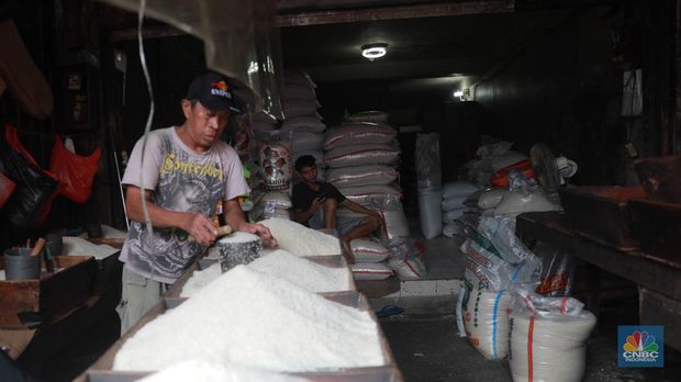 Pekerja mengangkat karungan beras di Pasar Tradisional Kebayoran Lama, Rabu, (22/2). (CNBC Indonesia/ Muhammad Sabki)