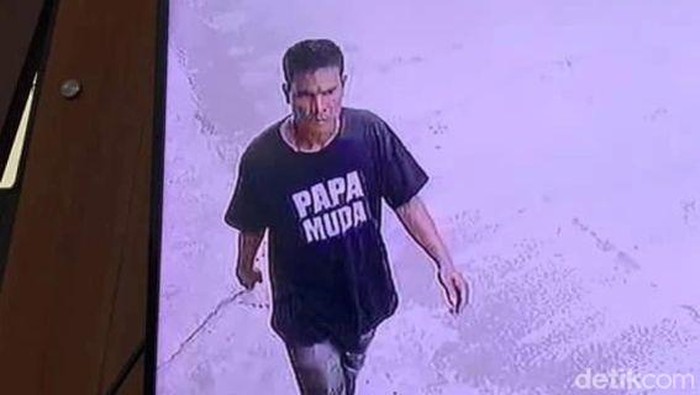 Pelaku pencurian motor yang aksinya terekam CCTV menggunakan baju bertuliskan PAPA MUDA.