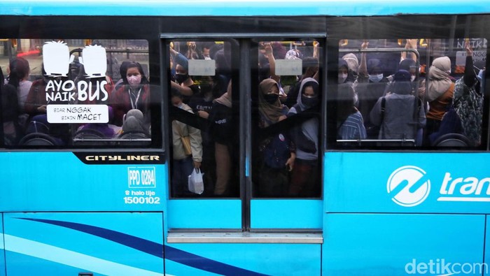 Kemacetan di Bundaran Senayan Ganggu Operasional Bus TransJakarta Koridor 1-10H