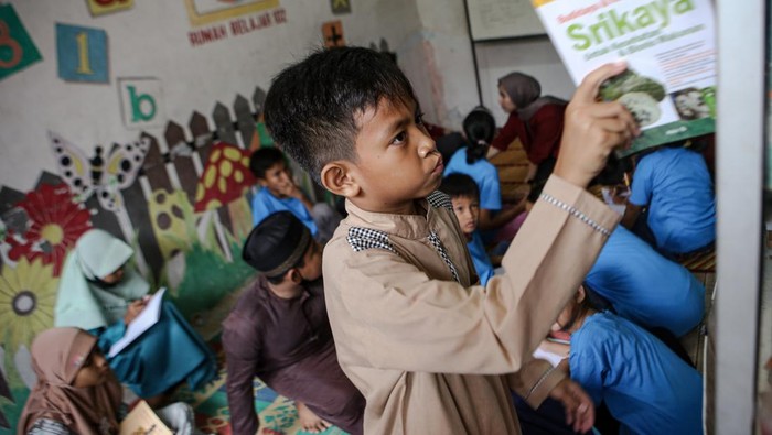 PEMBELAJARAN GRATIS DARI SEDEKAH SAMPAH Sejumlah anak belajar di Rumah Belajar Bank Sampah di Cibodas, Kota Tangerang, Banten, Selasa (21/2/2023).Kegiatan pembelajaran di tempat tersebut tidak dipungut biaya dikarenakan biaya operasional dan fasilitas pembelajaran menggunakan uang dari hasil sedakah sampah yang dikumpulkan dari warga sekitar. ANTARA FOTO/Fauzan/nym.