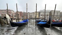 Peringatan itu muncul ketika Venesia, di mana banjir biasanya menjadi perhatian utama, mengalami air surut yang tidak biasa yang membuat gondola, taksi air, dan ambulans tidak dapat meluncur di beberapa kanal terkenalnya.