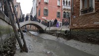 Kanal di Venesia mengering. Italia pun dikhawatirkan mengalami kekeringan. Melansir CNN, Rabu (22/2/2023), cuaca musim dingin yang kering selama berminggu-minggu telah menimbulkan kekhawatiran bahwa Italia dapat menghadapi kekeringan lain setelah keadaan darurat musim panas lalu.