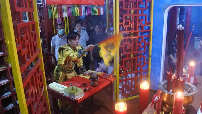 Seorang warga keturunan etnis Tionghoa kesurupan saat perayaan hari kelahiran Dewa Bumi di Klenteng Pay Lien San Desa Glagahwero, Panti, Jember, Jawa Timur, Selasa (21/2/2023). Perayaan tersebut untuk memperingati hari kelahiran Dewa Bumi yang jatuh setiap tanggal dua, bulan dua penanggalan Imlek yang dirayakan dengan persembahyangan sebagai bentuk syukur atas kehidupan di bumi. ANTARA FOTO/Seno/nym.