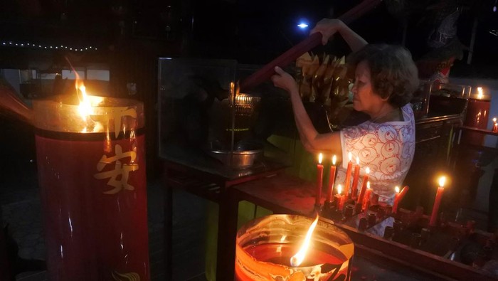 PERAYAAN TAHUN KELAHIRAN DEWA BUMI Seorang warga keturunan etnis Tionghoa kesurupan saat perayaan hari kelahiran Dewa Bumi di Klenteng Pay Lien San Desa Glagahwero, Panti, Jember, Jawa Timur, Selasa (21/2/2023). Perayaan tersebut untuk memperingati hari kelahiran Dewa Bumi yang jatuh setiap tanggal dua, bulan dua penanggalan Imlek yang dirayakan dengan persembahyangan sebagai bentuk syukur atas kehidupan di bumi. ANTARA FOTO/Seno/nym.