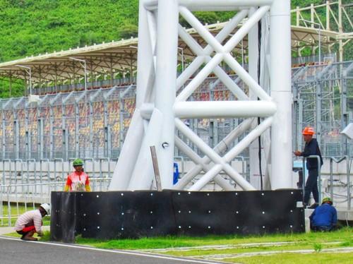 Beberapa pekerja sedang melakukan pembersihan area Sirkuit Mandalika jelang WSBK 2023.