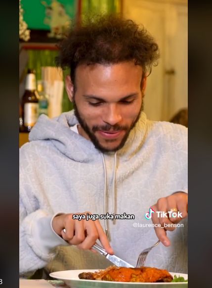 Pesepak Bola Denmark cicip ayam geprek
