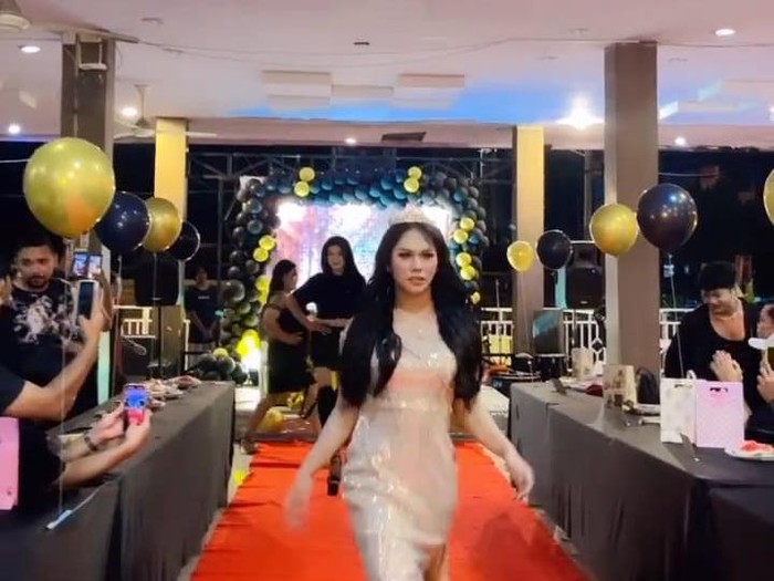Pesta waria di Padang Sidimpuan