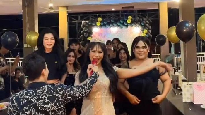 Pesta waria di Padang Sidimpuan