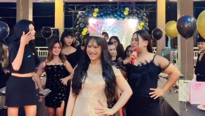 Pesta waria di Padang Sidimpuan (Foto: Istimewa)