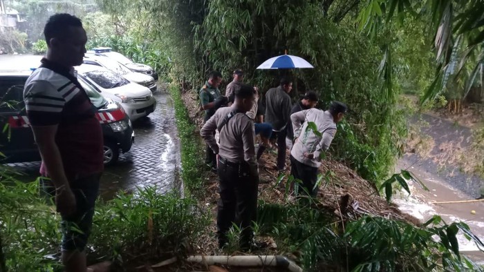Petugas di Lokasi selokan tempat bocah di Malang hanyut