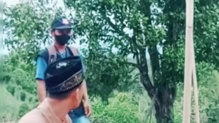 Petugas Pantarlih Luwu cek ke kuburan untuk memastikan benar tidaknya salah satu pemilih sudah meninggal dunia.