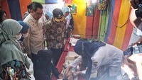 Mereka berdua tiba di lokasi Posyandu Cempaka III pada pukul 10.15 WIB.