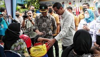 Menteri Kesehatan Budi Gunadi Sadikin bersama Penjabat (Pj) Gubernur DKI Jakarta Heru Budi Hartono, meninjau pos pelayanan terpadu (Posyandu) Cempaka III, Cempaka Putih Barat, Jakarta Pusat, Rabu (22/02/2023).