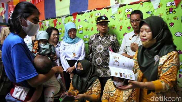 PJ Gubernur DKI dan Menkes Tinjau Kasus Stanting di Posyandu Cempaka Putih Menteri Kesehatan Budi Gunadi Sadikin bersama Penjabat (PJ) Gubernur DKI Jakarta Heru Budi Hartono meninjau Pos Pelayanan Terpadu (Posyandu) Cempaka III RW 04, Cempaka Putih Barat, Jakarta Pusat, Rabu (22/3/2023). Peninjauan tersebut dilakukan sebagai upaya Pemerintah dalam mencegah kasus stunting yang sedang marak terjadi di beberapa wilayah Ibukota dan sekitarnya.