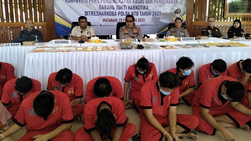 Polda NTB bekuk 25 Pengedar ganja dan baru antar pulau di Mataram, Rabu (22/2/2023). Foto: Ahmad Viqi/detikBali.