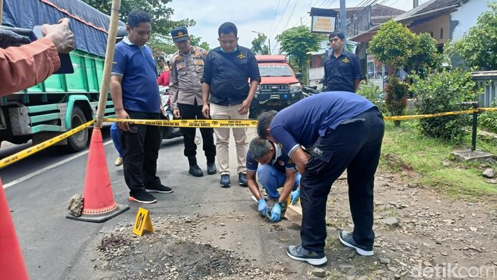 Polisi melakukan olah TKP tempat pria jember ditemukan tewas dibacok