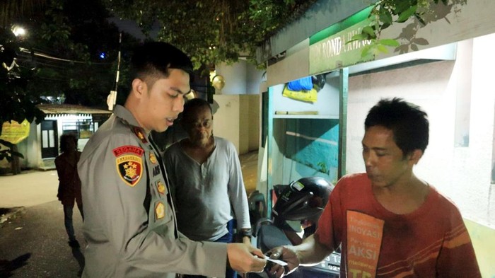 Polisi mengimbau pelaku UMKM agar beroperasi sebagai mestinya.