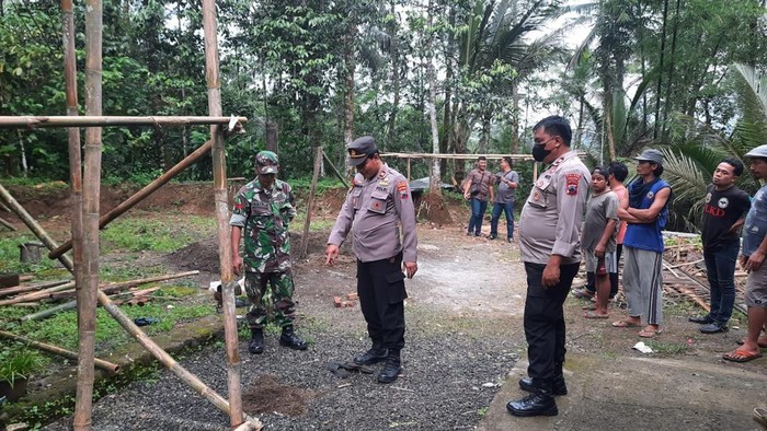 Polisi menunjukkan lokasi jatuhnya pekerja dari atap masjid di Desa Maribaya, Kecamatan Karanganyar, Purbalingga, Rabu (22/2/2023).