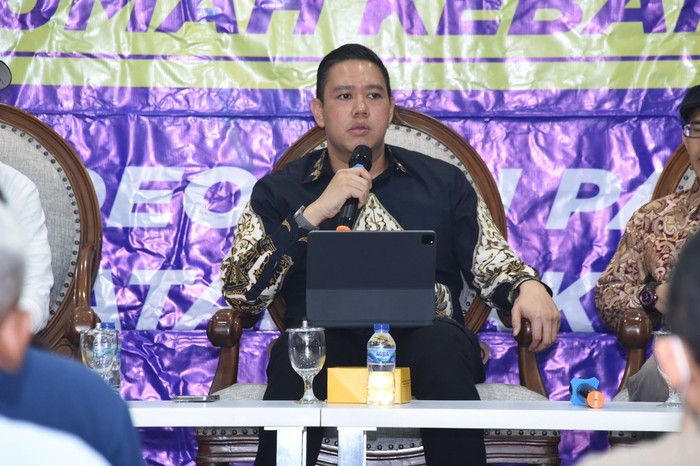 Anggota MPR/DPR dari Partai Golkar Dave Akbarshah Fikarno mengatakan tidak ada sistem yang sempurna dalam pemilu. Semua sistem menurutnya ada plus minus. Hal itu disampaikan Dave saat menjadi pembicara dalam Diskusi Empat Pilar MPR di media center komplek gedung MPR/DPR/DPD, Senayan, Jakarta (22/2/2023).