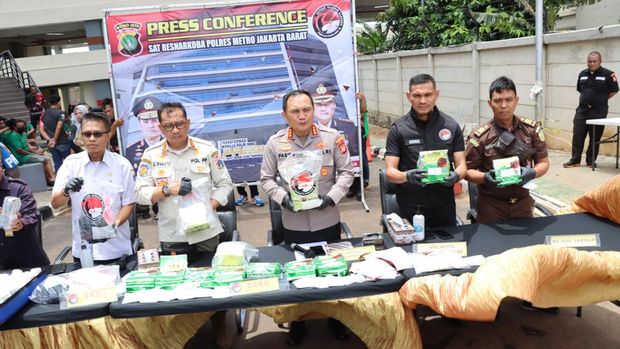 Kapolres Metro Jakbar Kombes Pasma Royce memimpin pemusnahan narkoba senilai Rp 34 miliar lebih, Rabu (22/2/2023)