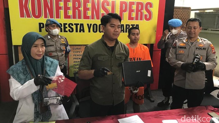 Polresta Jogja jumpa pers ungkap kasus pemalsuan atau tembak data peserta vaksin COVID-19, Rabu (22/2/2023).