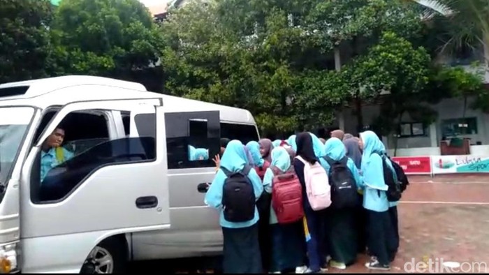 Ponpes di Lamongan sediakan kendaraan antar jemput untuk siswa di tengah banjir luapan Bengawan Njero
