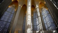 Pemandangan umum Masjid Imam al-Tayeb. Situs itu sendiri menonjol sebagai tempat ibadah marmer putih yang mencolok di ibu kota yang lebih dikenal dengan industri minyaknya.