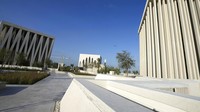 Sebuah kompleks baru, yang disebut Rumah Keluarga Ibrahim, didirikan di tepi Teluk Persia, di ibu kota Uni Emirat Arab. Dari kiri ke kanan, tiga rumah ibadah, Sinagoge Moses Ben Maimon, Masjid Imam al-Tayeb dan Gereja Santo Fransiskus dari Assisi, di Rumah Keluarga Ibrahim, di Abu Dhabi, Uni Emirat Arab, Selasa (21/2/2023). Rumah Keluarga Abrahamik menawarkan manifestasi beton, marmer, dan kayu ek dari dorongan UEA yang dipublikasikan menuju toleransi setelah menerima Paus Francis pada 2019 dan kemudian secara diplomatis mengakui Israel pada 2020.