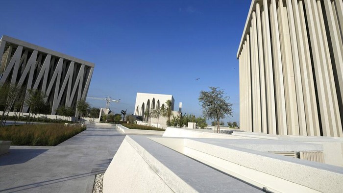Potret Rumah Ibadah untuk Tiga Agama di Abu Dhabi From left to right, the three houses of worship, the Moses Ben Maimon Synagogue, the Imam al-Tayeb Mosque and the St. Francis of Assisi Church, at the Abrahamic Family House, in Abu Dhabi, United Arab Emirates, Tuesday, Feb 21, 2023. A new complex, called the Abrahamic Family House, erected on the shores of the Persian Gulf, in the capital of the United Arab Emirates, houses a Catholic church, a Jewish synagogue and an Islamic mosque. (AP Photo/Kamran Jebreili)