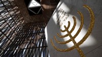 Pemandangan Sinagoga Moses Ben Maimon. Namun, dakwah di luar agama Islam tetap ilegal di UEA dan Islam diabadikan sebagai agama resmi dalam konstitusi negara, dengan situs web pemerintah bahkan menawarkan aplikasi online untuk pindah agama.