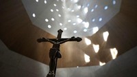 Pemandangan kapel pembaptisan Gereja Santo Fransiskus. Pejabat tidak memberikan angka untuk biaya pembangunan situs tersebut, meskipun bahannya sendiri kemungkinan besar menelan biaya ratusan juta dolar.