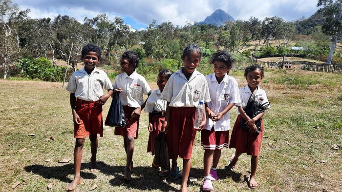 Potret Siswa SDN Nainefo yang Butuh Uluran Tangan Seragam dan sepatu layak masih menjadi mimpi bagi siswa SDN Nainefo 2, Amfoang Barat Laut, NTT. Oleh karena itu bantuan begitu diperlukan untuk siswa tersebut.