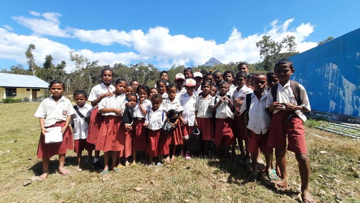 Seragam dan sepatu layak masih menjadi mimpi bagi siswa SDN Nainefo 2, Amfoang Barat Laut, NTT. Oleh karena itu bantuan begitu diperlukan untuk siswa tersebut.