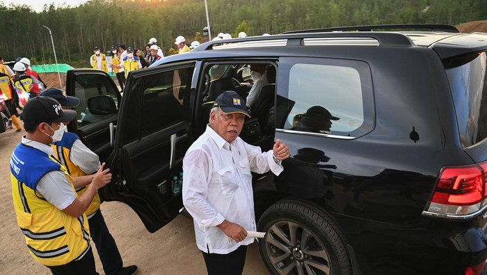 Potret Terkini Pembangunan Kantor Kementerian Koordinator di IKN Menteri Pekerjaan Umum dan Perumahan Rakyat Basuki Hadimuljono (kedua kanan) berbincang dengan pekerja saat meninjau pembangunan kawasan Kantor Kementerian Koordinator di Kawasan Inti Pusat Pemerintahan Ibu Kota Negara, Sepaku, Kabupaten Penajam Paser Utara, Kalimantan Timur, Selasa (21/2//2023).Pembangunan bangunan gedung dan kawasan Kantor Kemenko telah mencapai tahapan