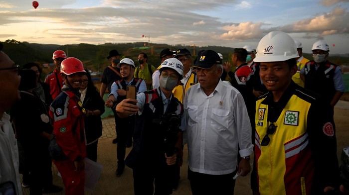 Menteri Pekerjaan Umum dan Perumahan Rakyat Basuki Hadimuljono (kedua kanan) berbincang dengan pekerja saat meninjau pembangunan kawasan Kantor Kementerian Koordinator di Kawasan Inti Pusat Pemerintahan Ibu Kota Negara, Sepaku, Kabupaten Penajam Paser Utara, Kalimantan Timur, Selasa (21/2//2023).Pembangunan bangunan gedung dan kawasan Kantor Kemenko telah mencapai tahapan 
