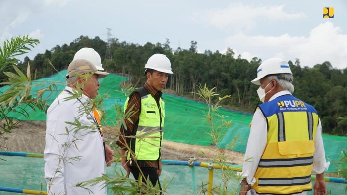 Presiden Joko Widodo mengecek proyek pembangunan IKN Nusantara di Kaltim