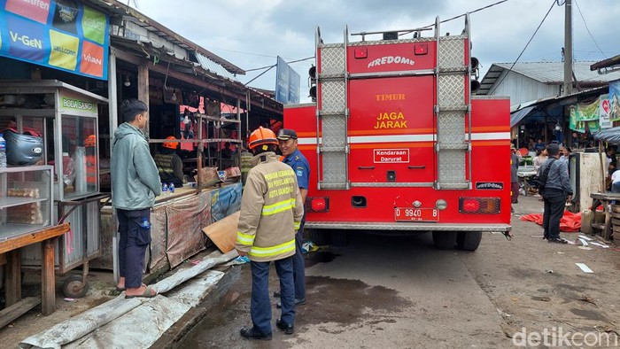 Proses pendinginan kios yang terbakar di Pasar Gedebage Kota Bandung