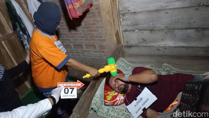 Rekonstruksi pembunuhan suami instruktur Ngawi