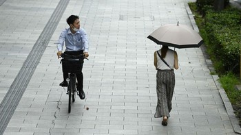 Masih ada jenis usaha lain agar warga mau mencari pasangan hidup. Bahkan di Tokyo, ada pelatihan kencan dasar, misalnya bagaimana memulai obrolan dengan lawan jenis. David Mareuil/Getty Images