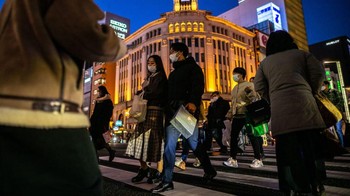 Dalam sejarah, belum pernah terjadi pemerintah ikut campur urusan perjodohan. Namun, pemerintah Jepang begitu bersemangat menjodohkan warga. Memang pertaruhannya besar, yaitu masa depan dan kelangsungan negara. Getty Images/PHILIP FONG