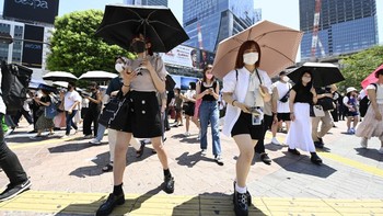 Survei dari National Institute of Population dan Social Security Research menemukan bahwa hampir seperlima pria Jepang dan 15% wanita tidak tertarik menikah, angka tertinggi sejak 1982. Hampir sepertiga pria dan seperlima wanita Jepang di usia 50-an tak pernah menikah. David Mareuil/Getty Images