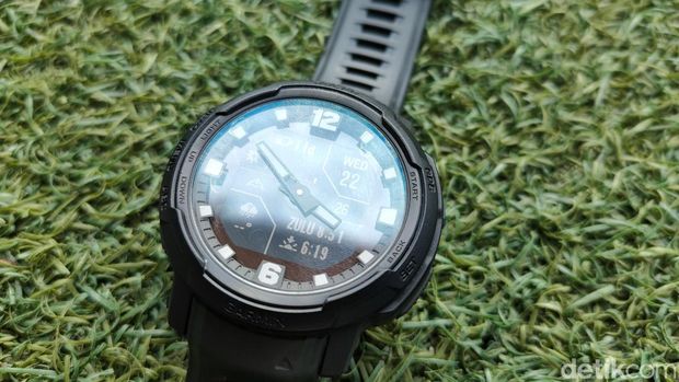 Garmin merilis jam terbarunya bertajuk Instinct Crossover. Jam tangan ini datang dengan beragam fitur. Berikut review Garmin Instinct Crossover Solar Tactical.