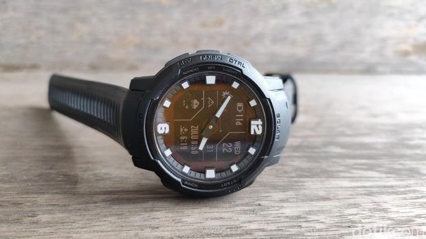 Garmin merilis jam terbarunya bertajuk Instinct Crossover. Jam tangan ini datang dengan beragam fitur. Berikut review Garmin Instinct Crossover Solar Tactical.